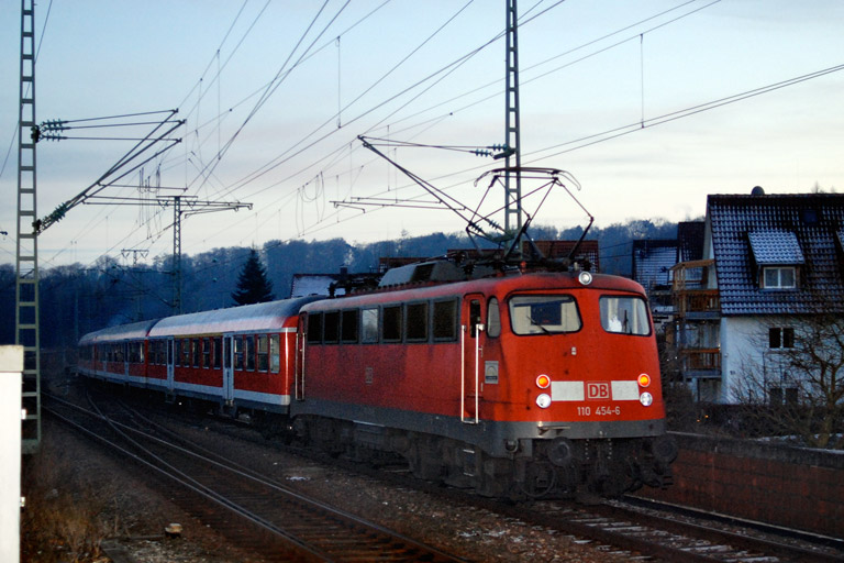 110 454 mit RE 19011 bei km 16,8 (Dezember 2007)