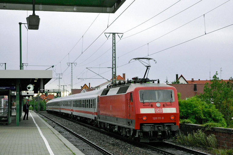 120 111 mit IC 2806 bei km 16,8 (Juni 2007)