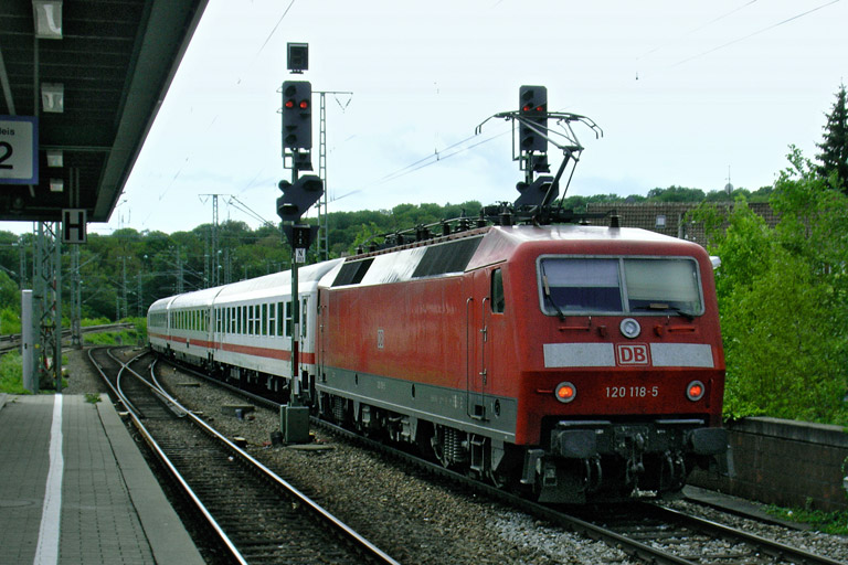 120 118 mit IC 2807 bei km 16,8 (Mai 2007)