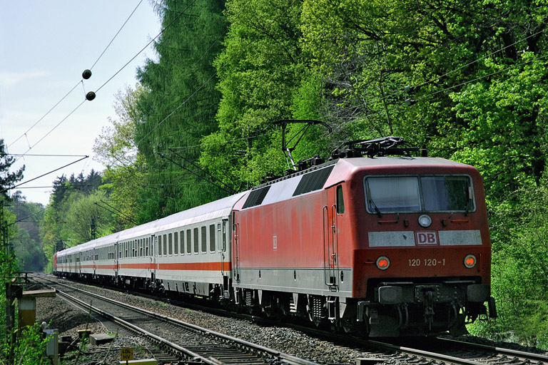 120 120 mit IC 2807 bei km 18,0 (April 2007)
