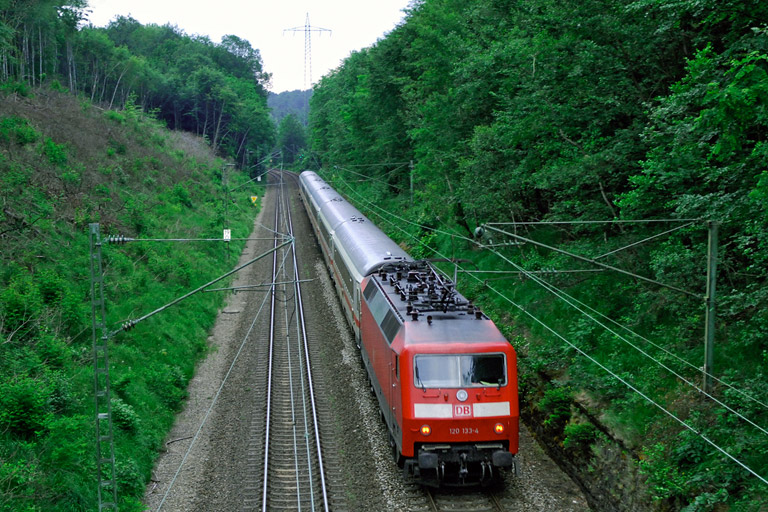 120 133 mit IC 2810 bei km 19,0 (Juni 2007)