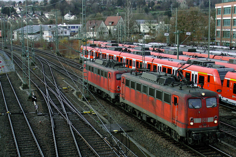 140 792 und 140 844 als Tfzf 68710 bei km 16,0 (Dezember 2007)