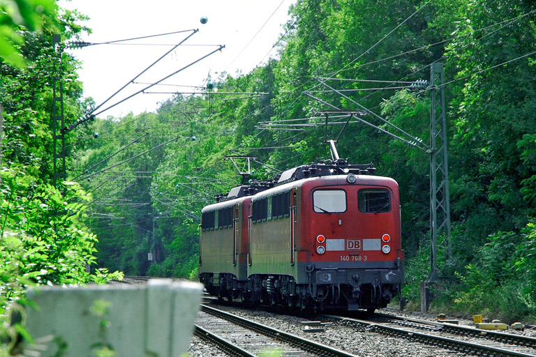 140 831 und 140 768 als Tfzf 68706 bei km 13,0 (Juli 2007)