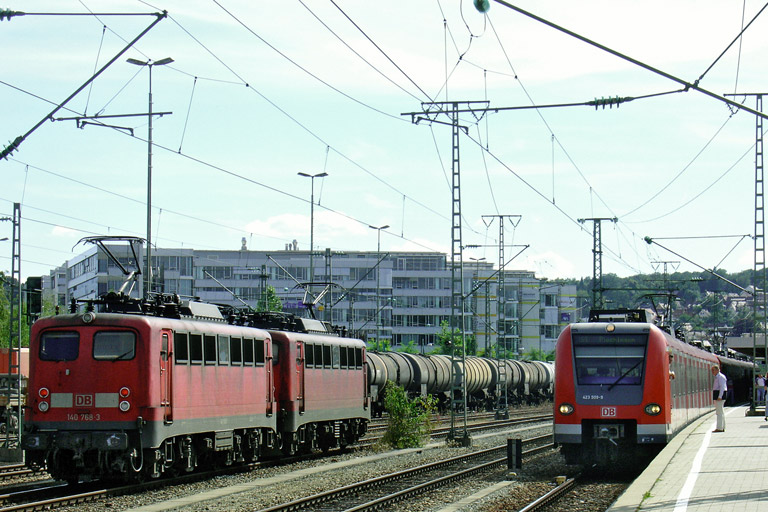 140 831 und 140 768 und BR 423 bei km 15,6 (Juli 2007)