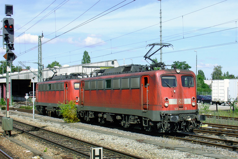 140 831 und 140 768 als Tfzf 68706 bei km 15,6 (Juli 2007)