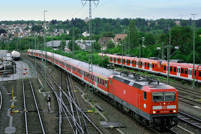 143 057 mit RE 19622 bei km 16,0 (Juni 2007)
