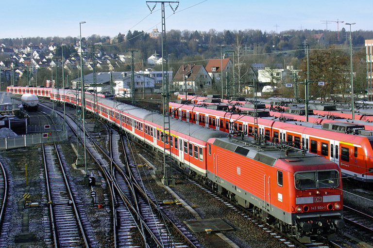 143 904 mit RE 19632 bei km 16,0 (Februar 2007)