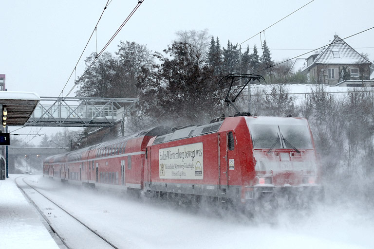 146 204 mit RE 19621 bei km 14,2 (Januar 2007)