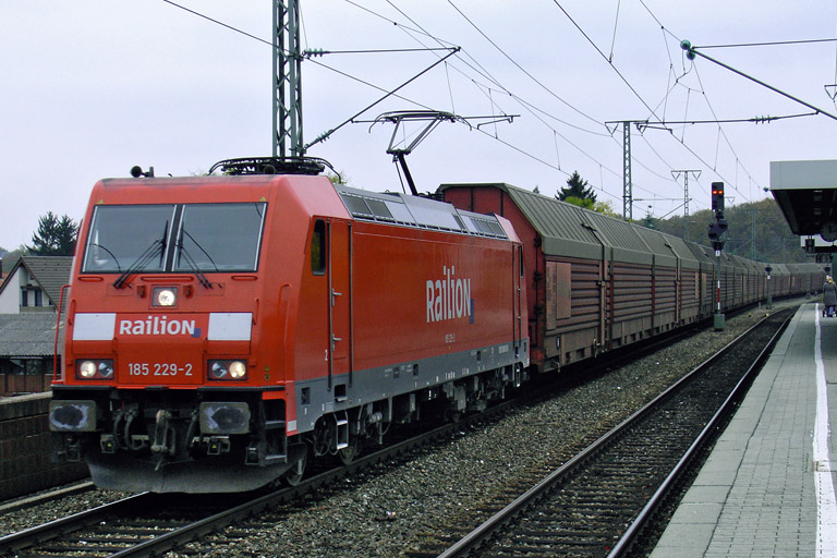 185 229 mit CFN 63862 bei km 16,8 (Oktober 2007)