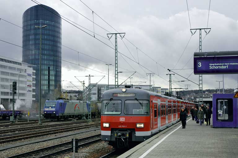 185 511 und 420 959 bei km 15,6 (November 2007)