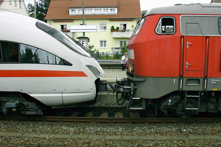 218 810 und 411 082 bei km 15,6 (August 2007)