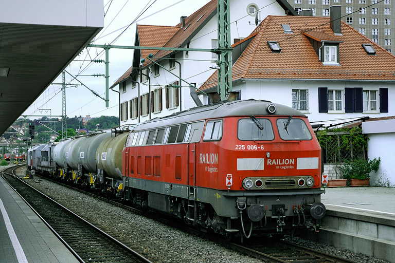 225 006 mit RabZ 94863 bei km 15,8 (Juni 2007)
