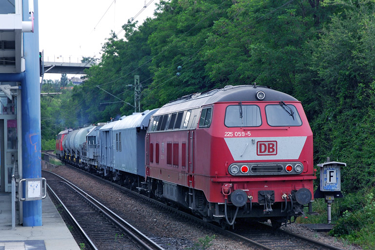 225 059 mit RabZ 94863 bei km 14,0 (Juni 2007)