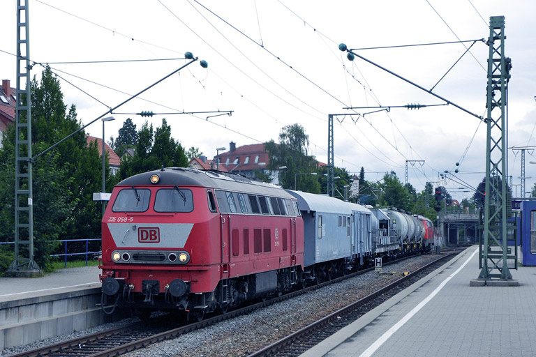 225 059 mit RabZ 94863 bei km 15,8 (Juni 2007)