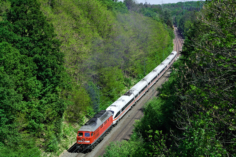 234 292 und Baureihe 411 bei km 20,2 (Mai 2007)