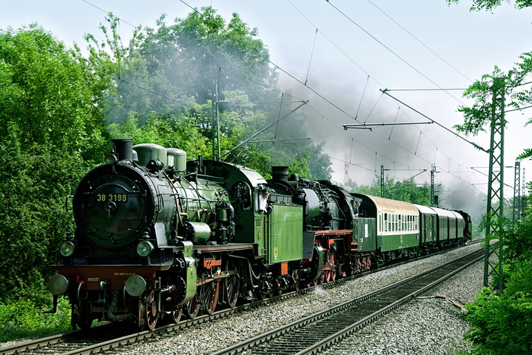 38 3199, 50 3501 und 64 419 mit Dlr 86243 bei km 12,8 (Mai 2007)