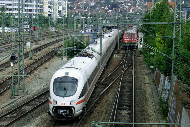 BR 411 als ICE 187 und 218 810 mit 411 082 bei km 15,6 (August 2007)
