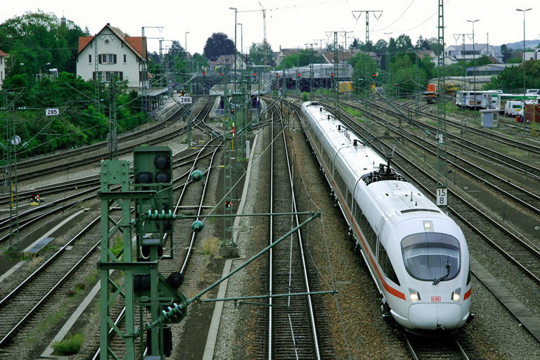 Baureihe 411 als ICE 285 bei km 15,8 (Juni 2007)