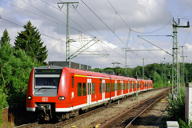 425 302 und 426 009 als RE 19672 bei km 16,8 (Juni 2007)