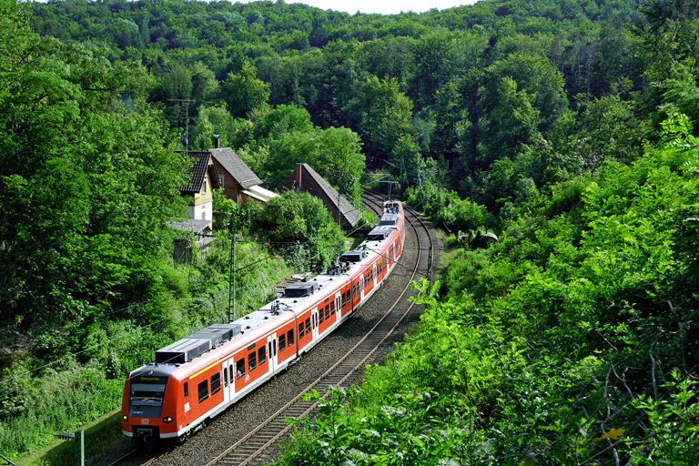 BR 425 und BR 426 mit RE 19672 bei km 11,0 (Juli 2007)
