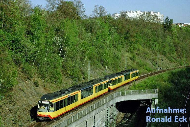 AVG Stadtbahnen als DPE 86204 bei km 13,8 (April 2007)