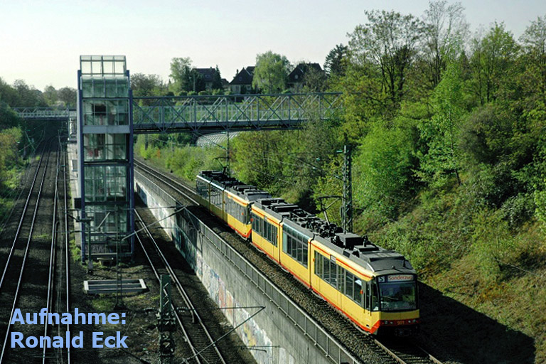 AVG Stadtbahnen als DPE 86204 bei km 14,0 (April 2007)