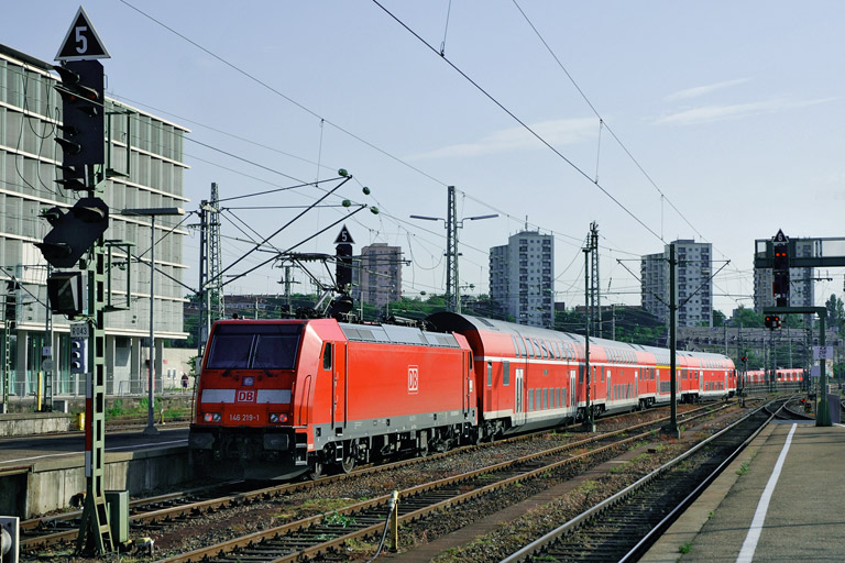 146 219 mit RE 19621 bei km 0,4 (Mai 2007)