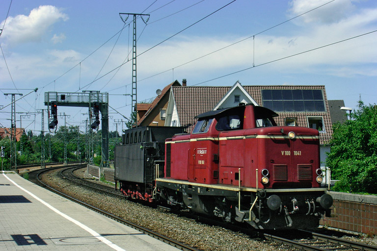 V 100 1041 mit DbZ 92775 bei km 16,6 (Juni 2007)