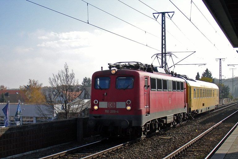 110 209 mit TbZ 48053 bei km 16,8 (November 2008)