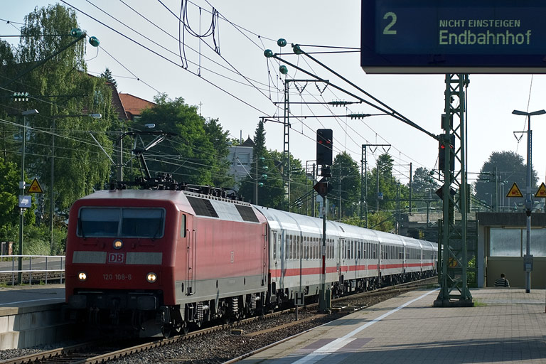 120 108 mit IC 2801 bei km 15,6 (Juli 2008)