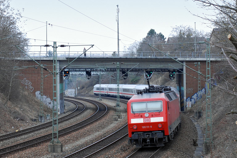 120 111 mit IC 2802 bei km 14,4 (Februar 2008)