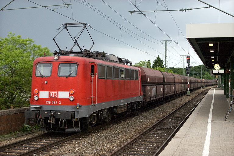 139 562 mit CFA 98804 bei km 16,6 (Mai 2008)
