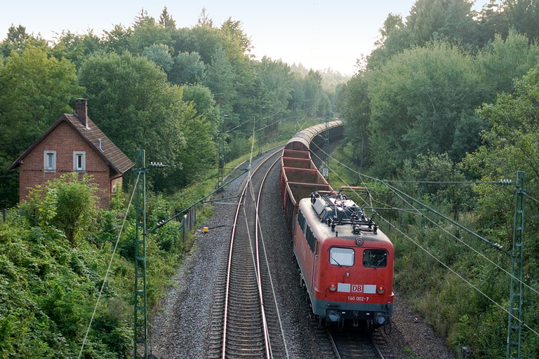 140 002 mit FZT 56173 bei km 19,2 (August 2008)