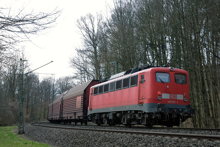 140 551 mit FZ 56165 bei km 11,8 (April 2008)