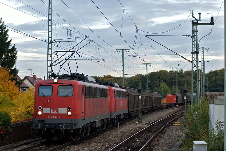 140 597 und 140 601 mit FZT 56166 bei km 16,8 (Oktober 2008)