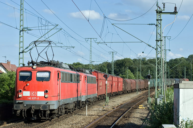 140 637 und 140 682 mit FZT 56166 bei km 16,8 (Juni 2008)