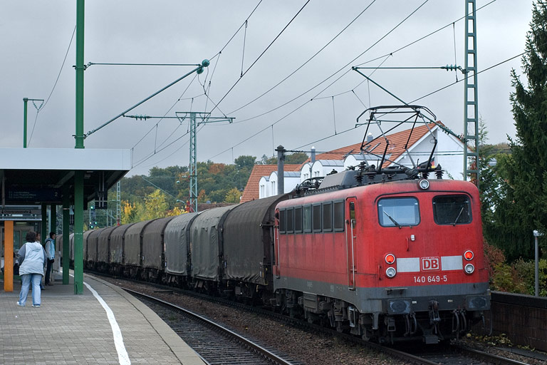 140 649 mit CS 49225 bei km 16,6 (Oktober 2008)