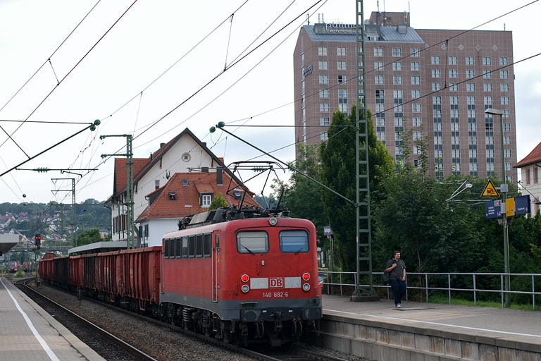 140 682 mit FZT 56173 bei km 15,6 (Juni 2008)