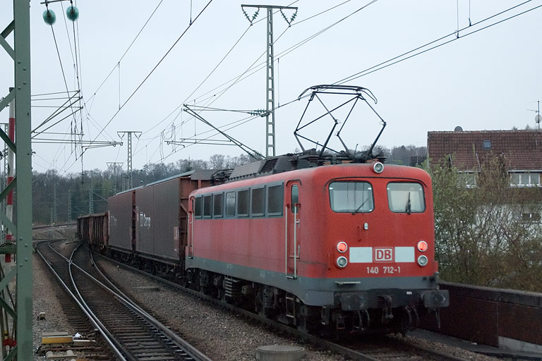 140 712 mit FZT 56173 bei km 16,8 (April 2008)