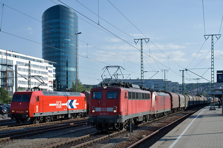 140 727 und 185 088 mit FZT 56166 und HGK 145 Cl-011 bei km 15,6 (Juli 2008)