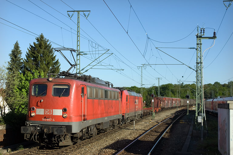 140 857 und 185 286 mit FZT 56166 bei km 16,8 (Mai 2008)