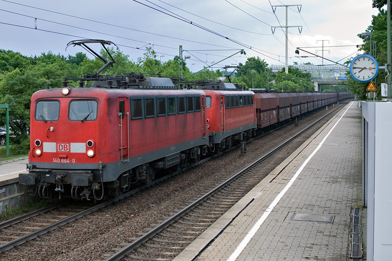 140 864 und 140 808 mit CFN 47396 bei km 24,6 (Mai 2008)