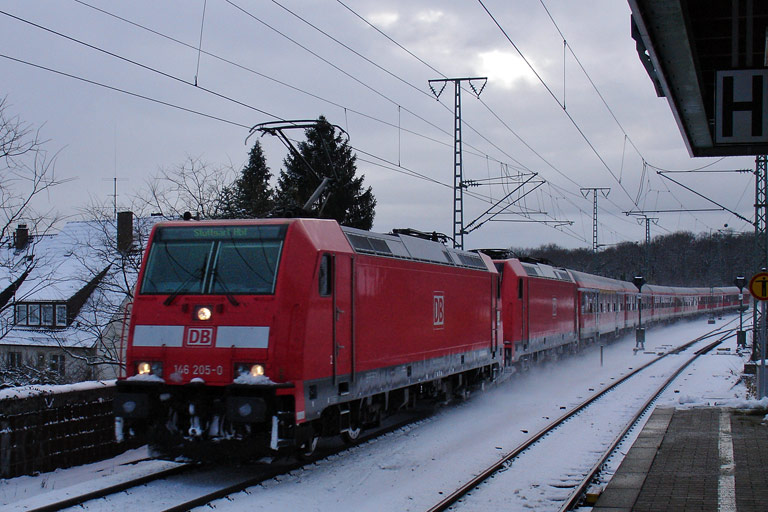 146 205 und Lok der Baureihe 146 mit RE 19632 bei km 16,8 (November 2008)