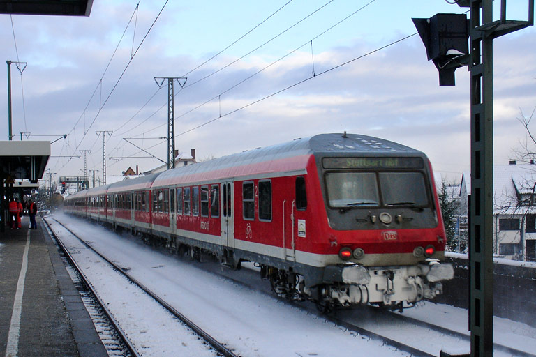 146 205 und Lok der Baureihe 146 mit RE 19632 bei km 16,8 (November 2008)