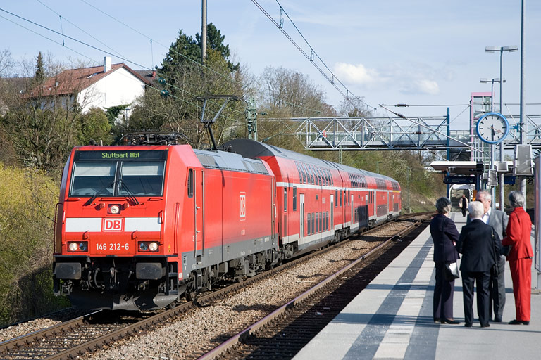 146 212 mit RE 19672 bei km 14,2 (April 2008)