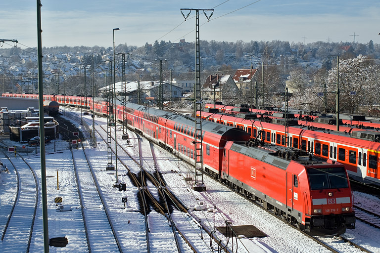 146 216 mit RE 19610 bei km 16,0 (Dezember 2008)