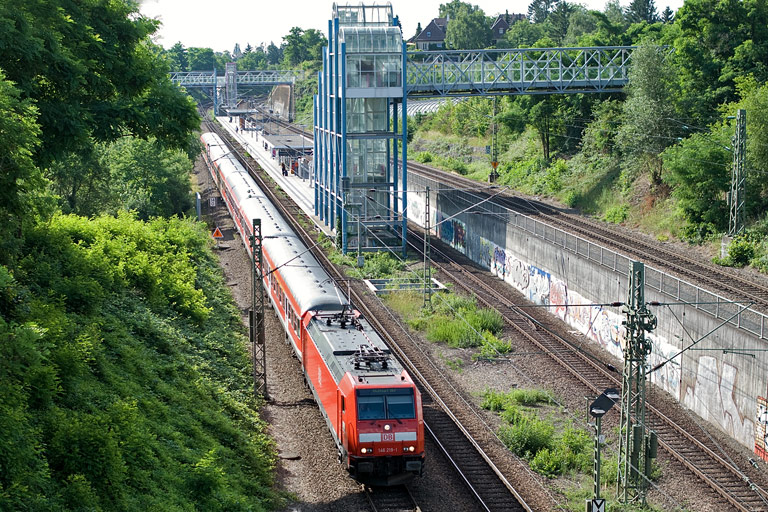 146 219 mit RE 19632 bei km 14,0 (Juni 2008)