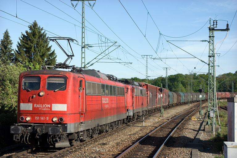 151 141 und 140 446 mit FZT 56166 bei km 16,8 (Mai 2008)