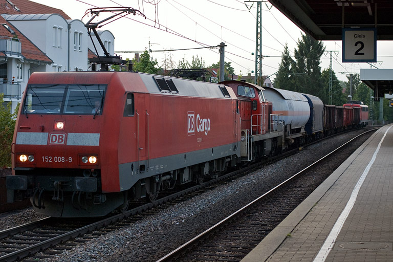 152 008 und Lok der Baureihe 294 mit FZT 56173 bei km 16,8 (August 2008)