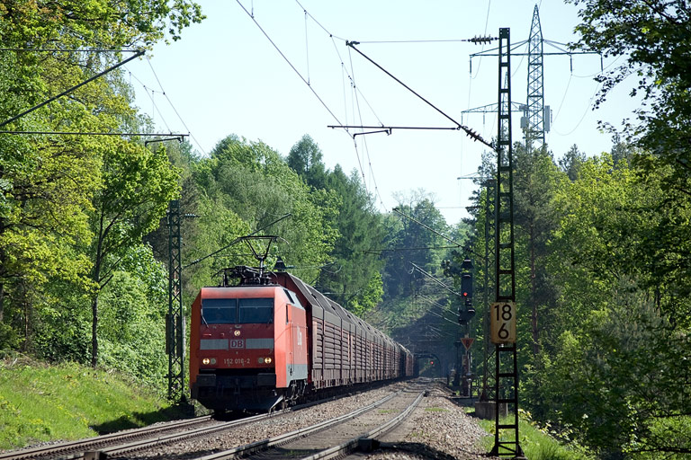 152 016 mit FZ 56165 bei km 18,6 (Mai 2008)
